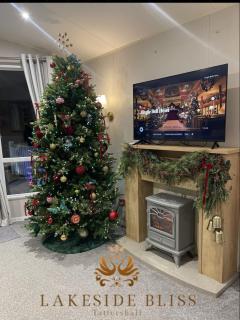 Lakeside Bliss with Fishing Peg and Hot Tub - 9