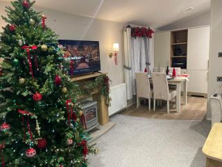 Lakeside Bliss with Fishing Peg and Hot Tub - 5