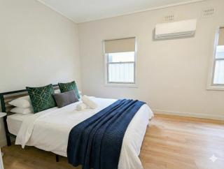 Huge 3Bed House and Backyard & 4 Car Park spaces and Near Parramatta - 6