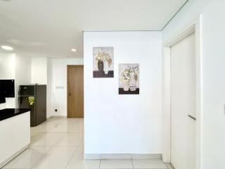 Royal Maison Deluxe 2 Br in Executive Bay - 1