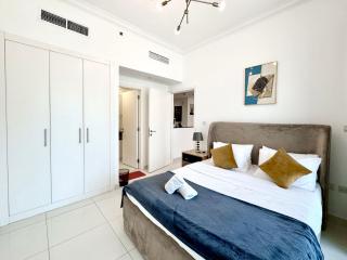 Royal Maison Deluxe 2 Br in Executive Bay - 7