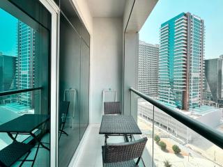 Royal Maison Deluxe 2 Br in Executive Bay - 6