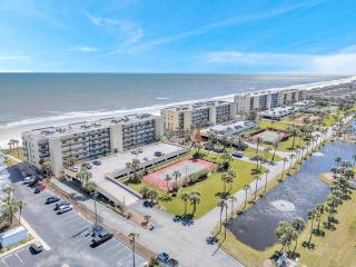 Crescent Breeze - Oceanfront condo w lanai & pool - 4