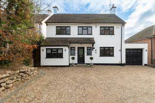 Modern Cosy Home w Stylish Interior - Pass the Keys - 6