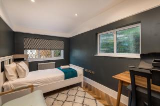 Modern Cosy Home w Stylish Interior - Pass the Keys - 4