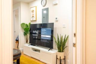 80-3 3BR Boston - Charming Apt near Dorchester Center - 2