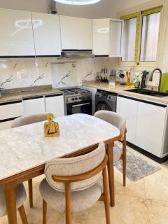 Luxury apartment with garden in Beverly Hills compound, Sheikh Zayed - 1