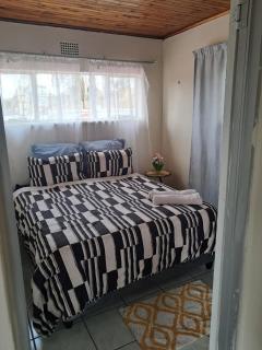 Phindulo Bed and Breakfast - No Loadshedding, Smart TVs & unlimited free fibre wifi - 5