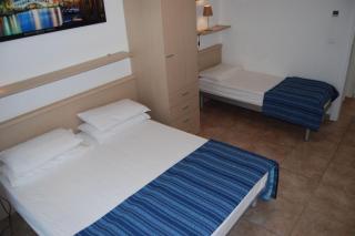 Flat with swimming pool and balcony - 7