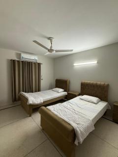 3 Bedrooms Apartment in central Islamabad near bluearea - 0