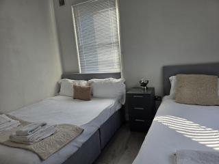 Chiswick 2BR Flat Patio Free Parking - 1