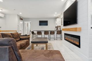 Heart of Southie - Hot Tub + Walk to Top Bars - 5