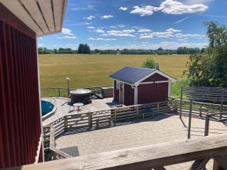 Madam Blås mysiga stugor med vedeldad bastu och badtunna - 3