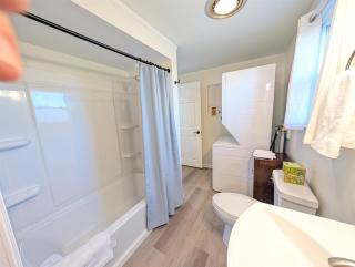 Modern Norwalk Retreat with 2 King Suites - 8