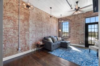 Downtown Urban Loft above Restaurants - 8