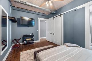 Downtown Urban Loft above Restaurants - 6