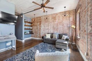 Downtown Urban Loft above Restaurants - 4