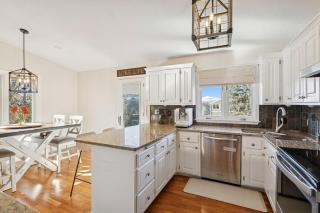 Modern, Peaceful Home w Hot Tub Near Medicine Lake - Minneapolis - 4