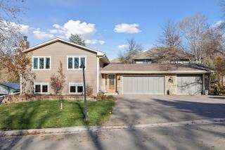 Modern, Peaceful Home w Hot Tub Near Medicine Lake - Minneapolis - 0