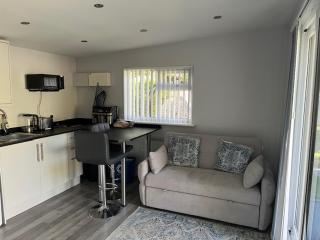 Independent garden studio - sleeps max 3. - 9