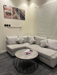 غرفة وصالة مقابل أبراج المالية بمدخل خاص حي العقيق - 0