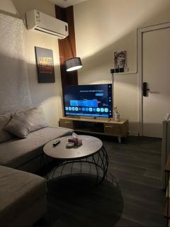 غرفة وصالة مقابل أبراج المالية بمدخل خاص حي العقيق - 4