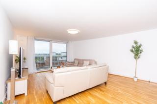 Brentford Penthouse 3BR Thames View Family - 5