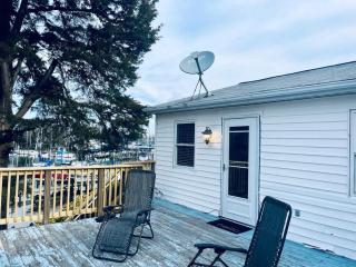 Waterfront Views with King Bed in Solomons Island - 8