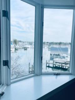 Waterfront Views with King Bed in Solomons Island - 1