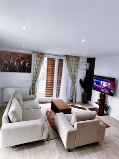 Bright Modern London 2-Bed Apartment with 2-Bath & Balcony View - 8