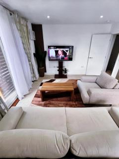 Bright Modern London 2-Bed Apartment with 2-Bath & Balcony View - 7