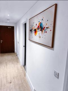 Bright Modern London 2-Bed Apartment with 2-Bath & Balcony View - 4