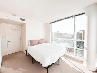 Riverside Mint 2bd den 2 ba - 2