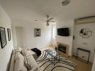 Cozy Town Centre 2 Bed Apartment Close To Historic Landmarks And Great Restaurants - 9