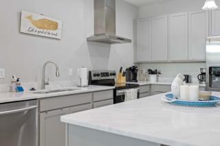 Luxury 3BR Townhome Walk to Beach Pool Access - 2