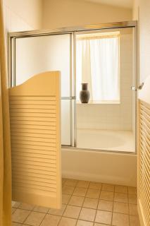 Stallion Crest Suite with TV and private bathroom - 3