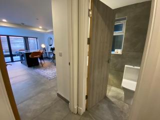 2 bedroom duplex apartment close to UHW & city centre - 1