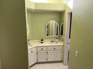 Meadow Harvest Suite with TV and private bathroom - 4