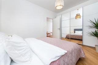 Bright Designer Apt with 2BR, 2BA and Free Parking - 1