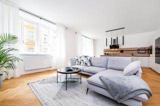 Bright Designer Apt with 2BR, 2BA and Free Parking - 4