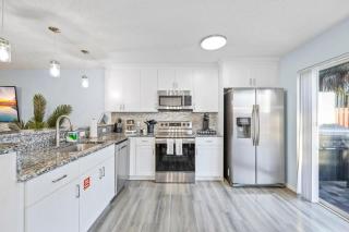 Stylish Townhome w Hot Tub 5 Min Walk to Beach - 8