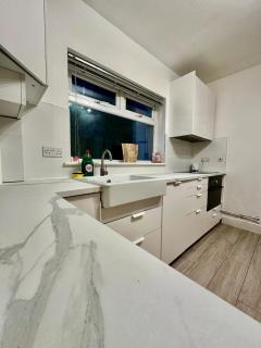 Brand New Spacious 2 Bedroom Flat near Station - 0
