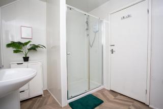 Modern 2BR Jesmond Flat Near Train, Fast WiFi & Smart TV! - 4