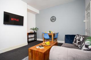 Charming 2BR Victorian Apartment in Prime Jesmond - Fast WiFi & Steps From Station! - 2