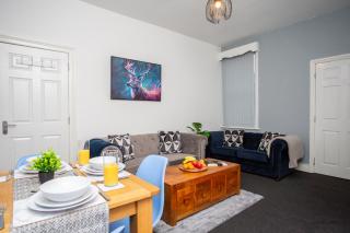 Modern 2BR Jesmond Flat Near Train, Fast WiFi & Smart TV! - 1