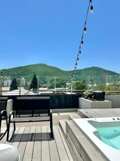 Depto en Balcarce con jacuzzi y vista al cerro - 1