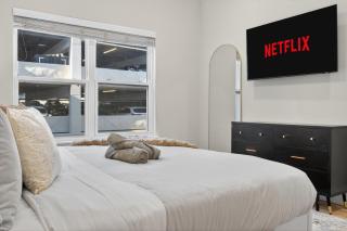 Worldcup Ready Stylish One Bedroom Uptown Dallas Stay with Free Parking near West Village - 4