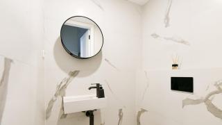 Designer Touch 2-bedroom in Picturesque Area - 4