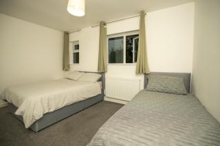 Modern 3 Bedroom Home Ideal for Families and Business Stays - 8