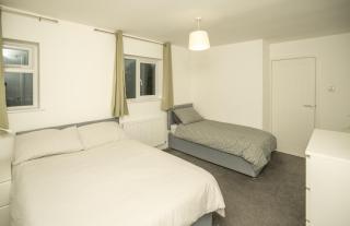 Modern 3 Bedroom Home Ideal for Families and Business Stays - 9